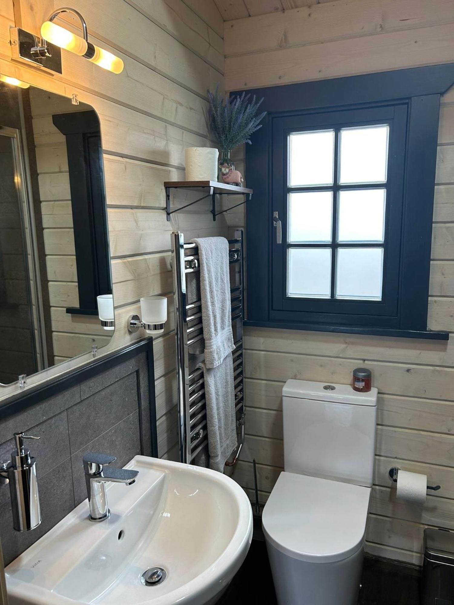 Little Rock Retreat Log Cabin With Hot Tub Castletown Gheoghegan المظهر الخارجي الصورة