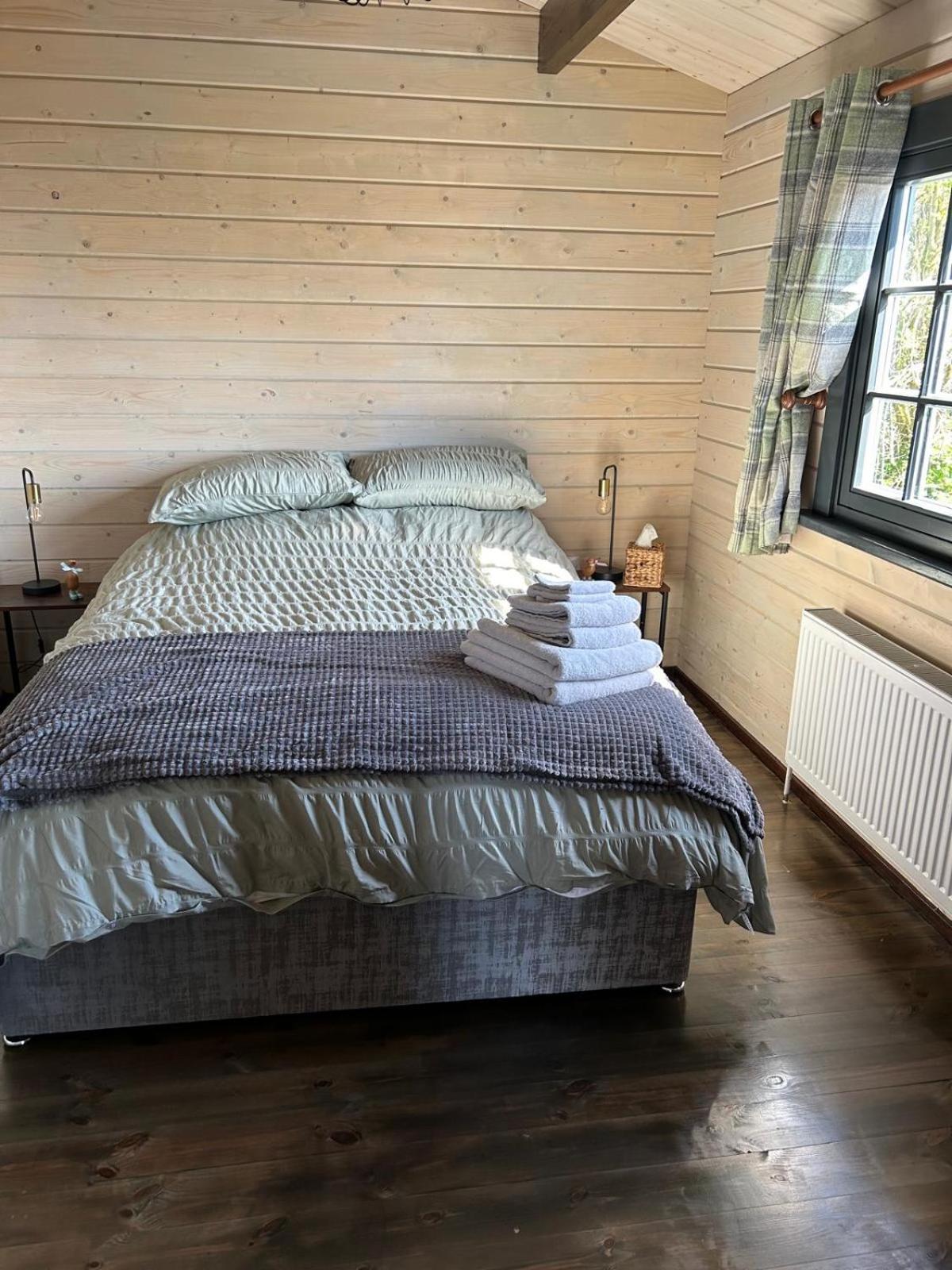 Little Rock Retreat Log Cabin With Hot Tub Castletown Gheoghegan المظهر الخارجي الصورة